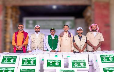 مركز الملك سلمان للإغاثة يدشن توزيع 6 ألف كرتون تمر في مديريات ساحل حضرموت