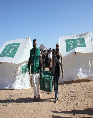 بدعم مركز الملك سلمان.. الفرقة أولى طوارئ تدشن توزيع خيام إيوائية وسلال غذائية لإغاثة متضرري حريق مخيمات العبر