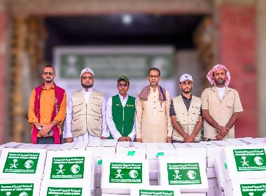 مركز الملك سلمان للإغاثة يدشن توزيع 6 ألف كرتون تمر في مديريات ساحل حضرموت