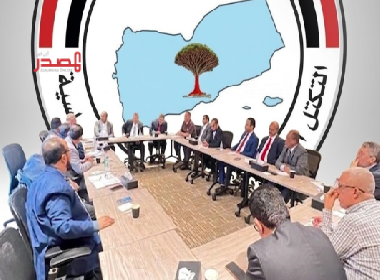 تكتل الأحزاب يدعو لعودة مجلس القيادة والبرلمان إلى عدن وتوحيد القوات ويحذر من خطورة استمرار تمركز الحوثي قرب باب المندب