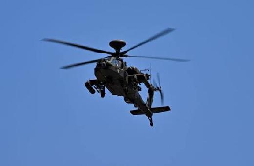 ترامب يتهم إيران بإسقاط مروحية أباتشي ويتوعد بالرد.. كيف تم إنقاذ الطيارين قرب مضيق هرمز؟
