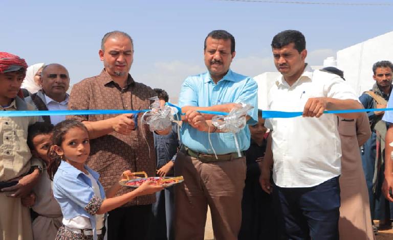 افتتاح مخيم سكني للنازحين وتوزيع فصول بديلة بمأرب بكلفة 406 آلاف دولار