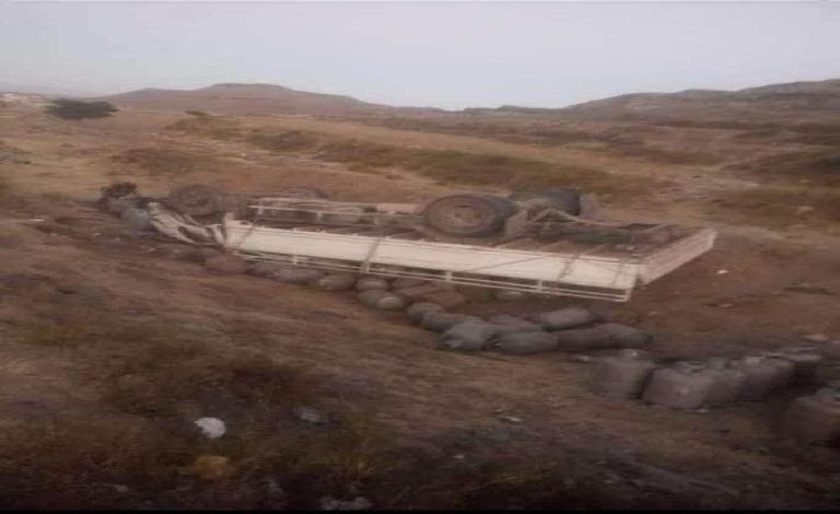 إنقلاب شاحنة على متنها إسطوانات 