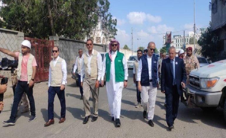 قوة تابعة للانتقالي تمنع وفداً يمنياً وسعودياً من الدخول إلى ميناء الزيت في عدن