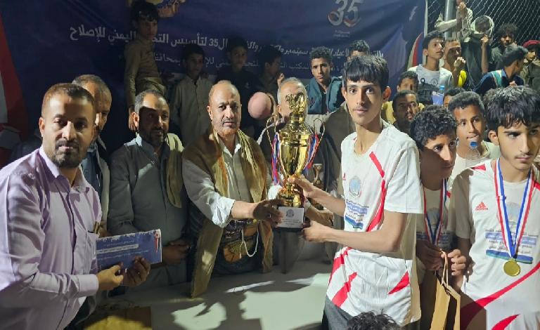 إصلاح البيضاء يختتم الدوري الرياضي الثاني لطلاب المحافظة المتواجدين في مأرب.. وفريق 30 نوفمبر يتوج بطلا بالدوري