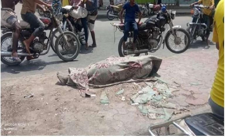 مليشيا الحوثي تقتل مجنونا بعشرات الطلقات قطع صورة زعيمها وترمي جثتة على أحد أرصفة شوارع الحديدة ..تفاصيل