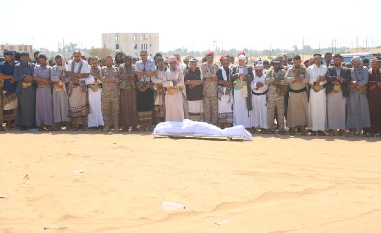 بحضور شعبي ورسمي يتقدمهم قائد محور البيضاء ..تشييع جثمان الشهيد العقيد ياسر الصومعي