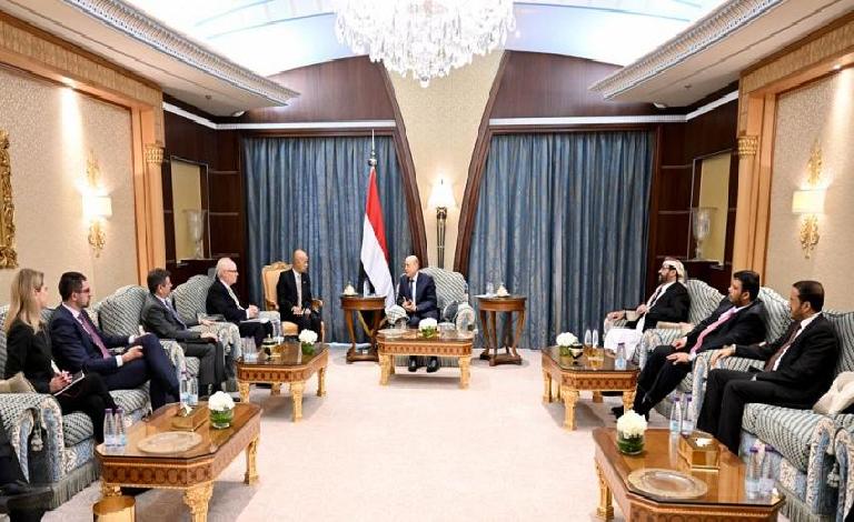 رئيس مجلس القيادة الرئاسي يستقبل مبعوث الولايات المتحدة الاميركية