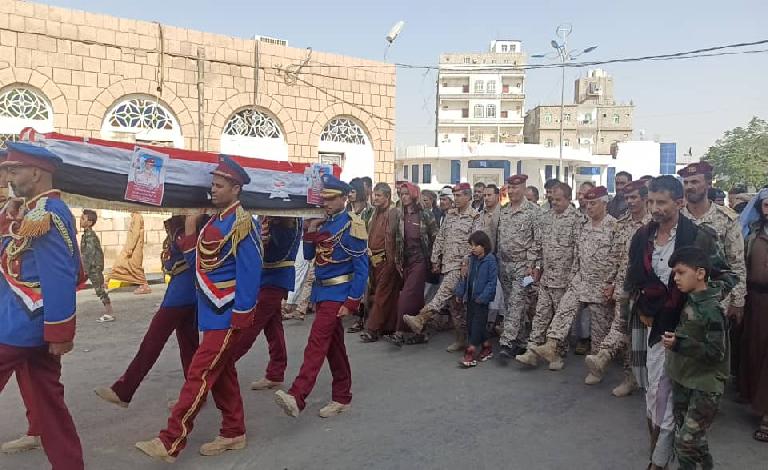 تشييع رسمي وشعبي لجثمان الفقيد/ العقيد مسعد الخبزي الى مقبرة الشهداء بمأرب...صور