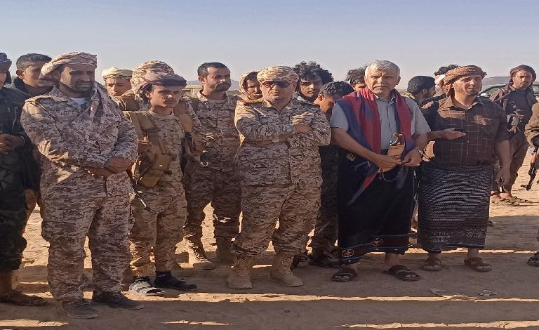 يتقدمهم قائد المنطقة العسكرية الثالثة...تشييع جثمان الشهيد 