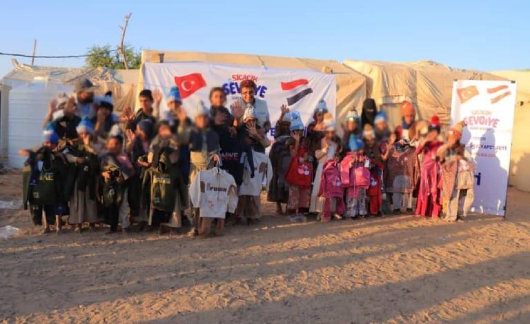 الوصول الإنساني توزّع كسوة شتوية لـ500 يتيم ويتيمة من أيتام مخيمات النزوح في مأرب