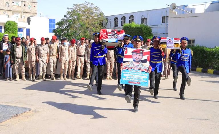 تشييع رسمي وشعبي لشهيدين من أبطال المنطقة العسكرية الأولى بمأرب