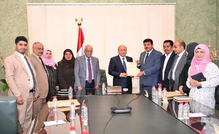 اللجنة الوطنية للتحقيق تلتقي رئيس مجلس القيادة الرئاسي وتسلمه التقرير العاشر 