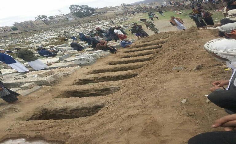عقب رفض مجتمعي في رداع لدفنهم قبل محاكمة مرتكبي الجريمة.. الحوثيون ينقلون ضحايا تفجير المنزل ويدفنونهم في يريم