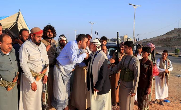 الغيضة: الوكيل محمد معوضة  يستقبل الشيخ سالم المقدم في مخيم الاعتصام بشأن قضية مقتل الطفل الجرادي