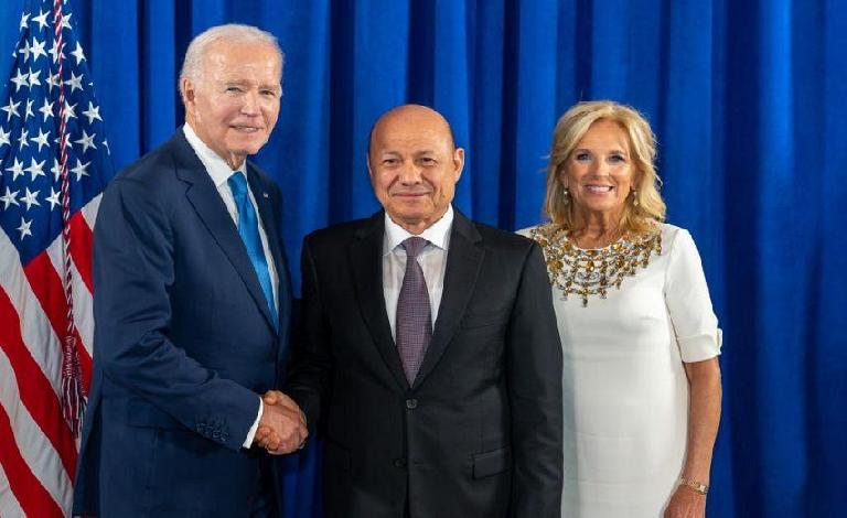 شارك في حفل نظمه بايدن واجتمع بثلاثة مسؤولين غربيين.. العليمي يبحث مستجدات الوضع اليمني مع وزراء خارجية روسيا والسعودية وعمان