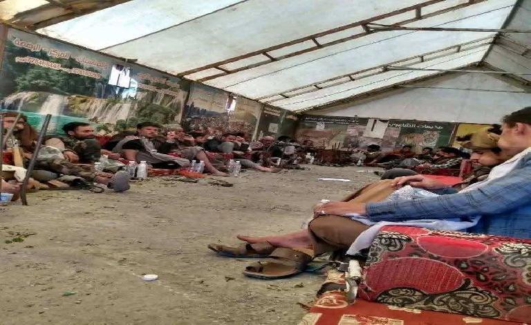 اعتصام مفتوح لمواطنين للمطالبة بالقبض على متهمين بقتل شاب في رضمة إب