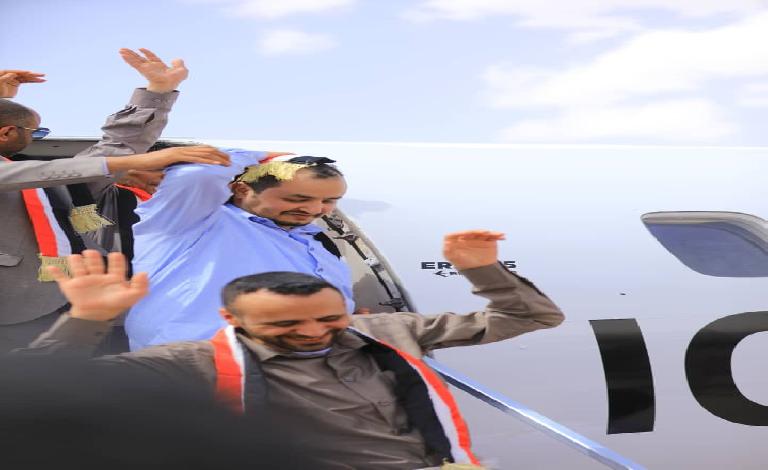 بعد ثمان سنوات من الاختطاف والتعذيب في سجون الحوثيين.. الصحفيون الأربعة المحكوم عليهم بالإعدام يصلون مأرب