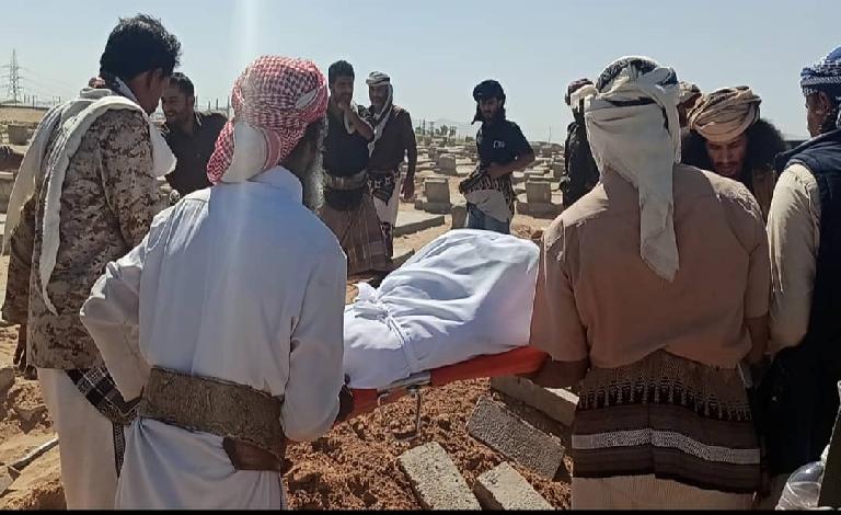 يتقدمهم قائد محور البيضاء ...تشييع جثمان الشهيد 