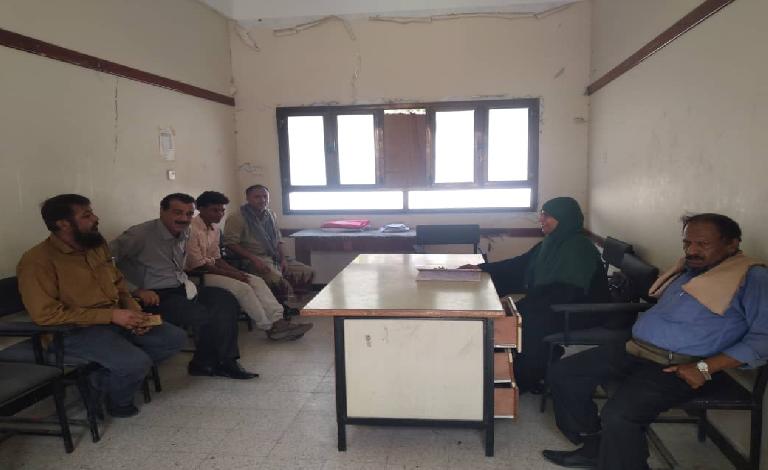 وفد من مكتب التربية بعدن يطلع على الاستعدادات النهائية في مراكز اختبارات الثانوية العامة.. صور