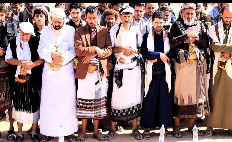 يتقدمهم عضو مجلس النواب السوادي ووكيل البيضاء لشؤون رداع جرعون..قبيلة قيفة تشيع جثمان الشاعر راشد الحطام إلى مثواه الأخير في مأرب..صور