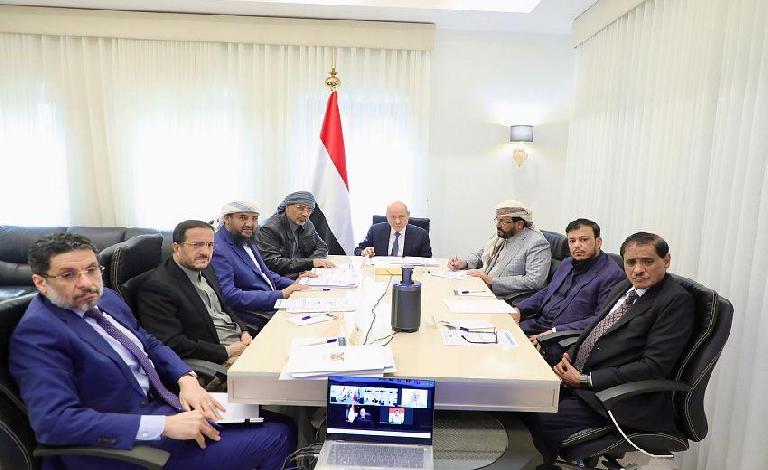 مجلس القيادة يوجه.. عودة جميع مؤسسات الدولة للعمل من الداخل وإعادة هيكلة المركزي للرقابة وتشكيل لجنة عليا للمناقصات