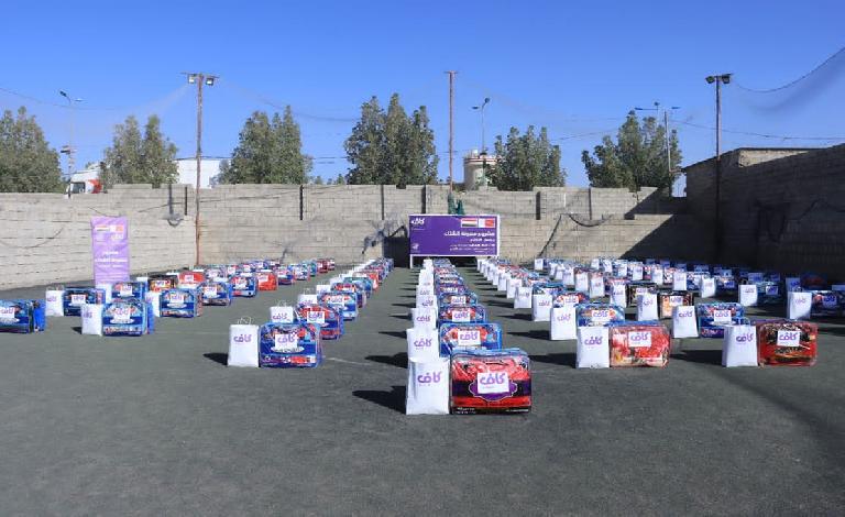 لمواجهة برد الشتاء.. توزيع مساعدات شتوية على 100 أسرة نازحة في مأرب