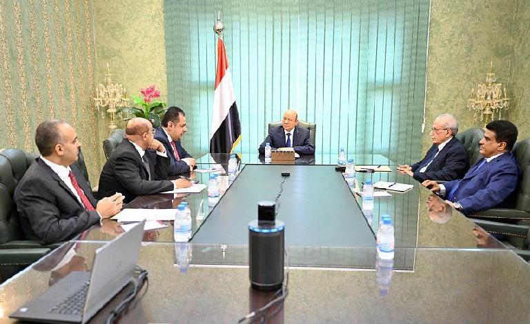 في ظل انهيار متواصل للعملة وغياب الكهرباء عن عدن.. العليمي يجتمع برئيس الحكومة والمعنيين بالشأن الاقتصادي