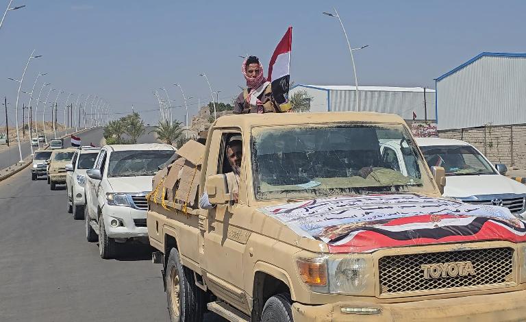أبناء البيضاء يسيّرون قافلة غذائية للمرابطين في جبهات مأرب..صور 
